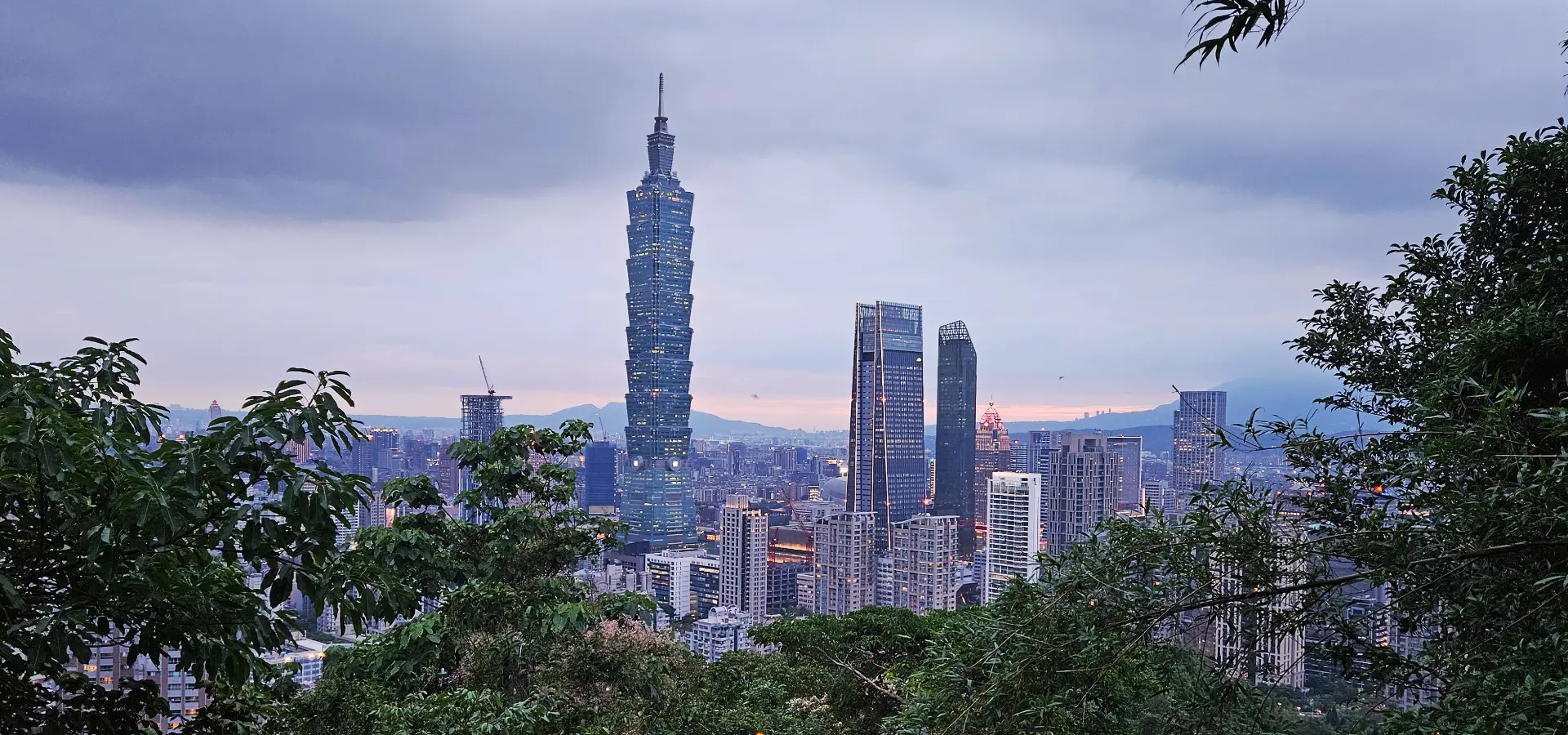 The Elephant Mountain Hike: Sunset Views of Taipei 101 from the Xiangshan Trail 